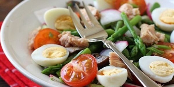 蔬菜沙拉配鸡蛋减肥