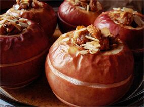 干果烤苹果是胆囊切除后饮食菜单上的甜点