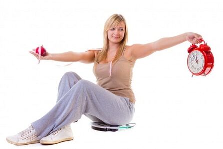 想要减肥的女孩要健康饮食并遵守饮食习惯